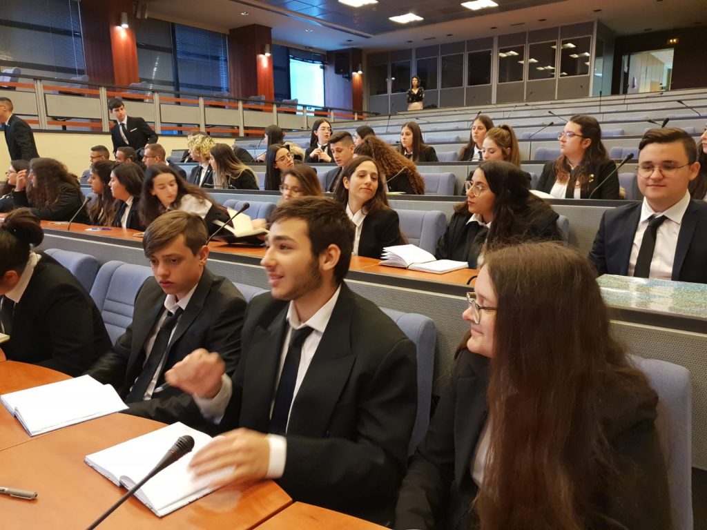נציגי בית הספר רבין בקריית ים באתונה במסגרת משלחת של שגרירים צעירים