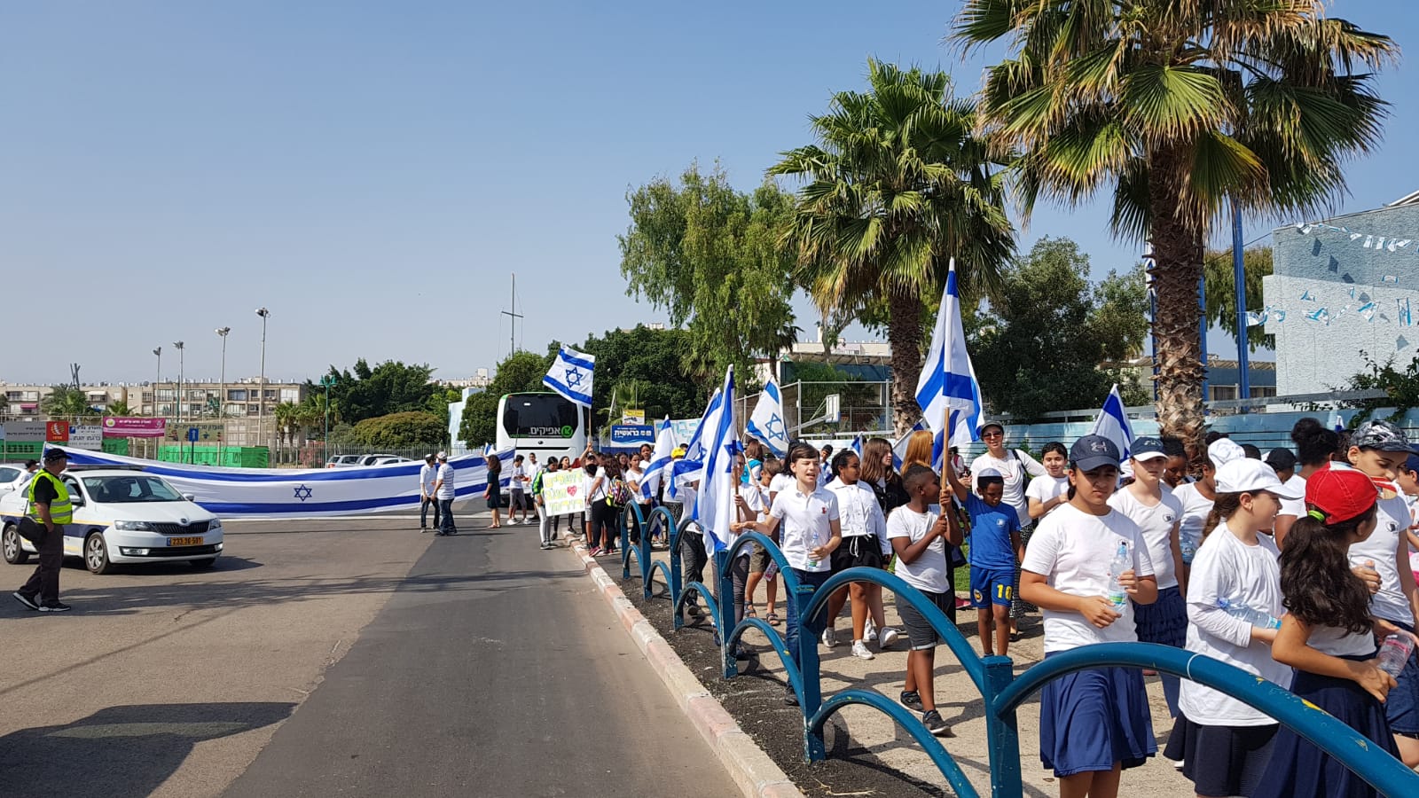 מ- ים ל י-ם תלמידי קריית ים ציינו את יום ירושלים בצעדה