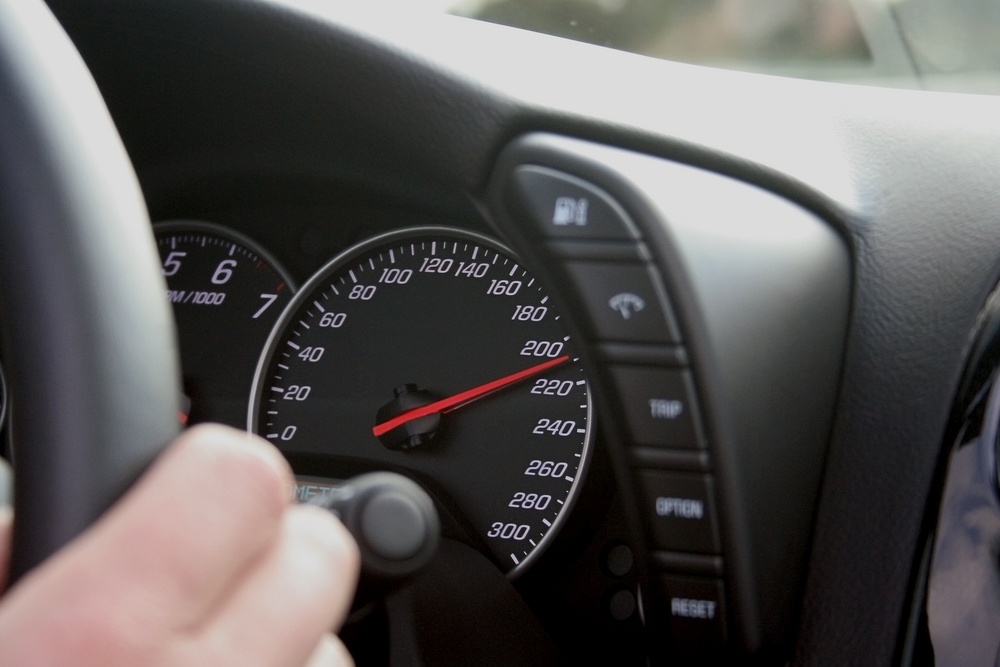 סעו לאט: מהן הסכנות הטמונות בנהיגה במהירות מופרזת?