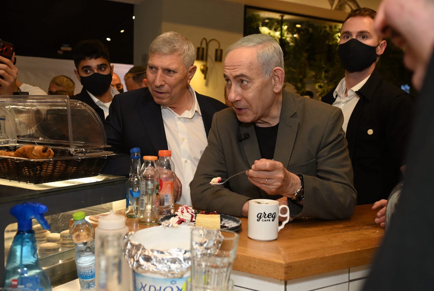 נתניהו שוב בגרג: הפעם על קפה הפוך ועוגת גבינה בסניף קריית אתא