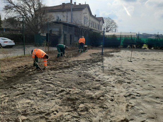 Čišćenje odbojkaških igrališta na pijesku