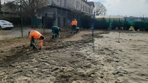 Čišćenje odbojkaških igrališta na pijesku