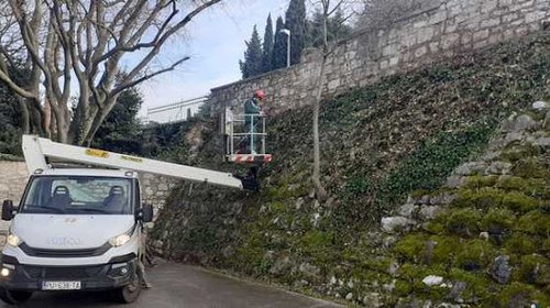 Čišćenje zida parkirališta Boksiti