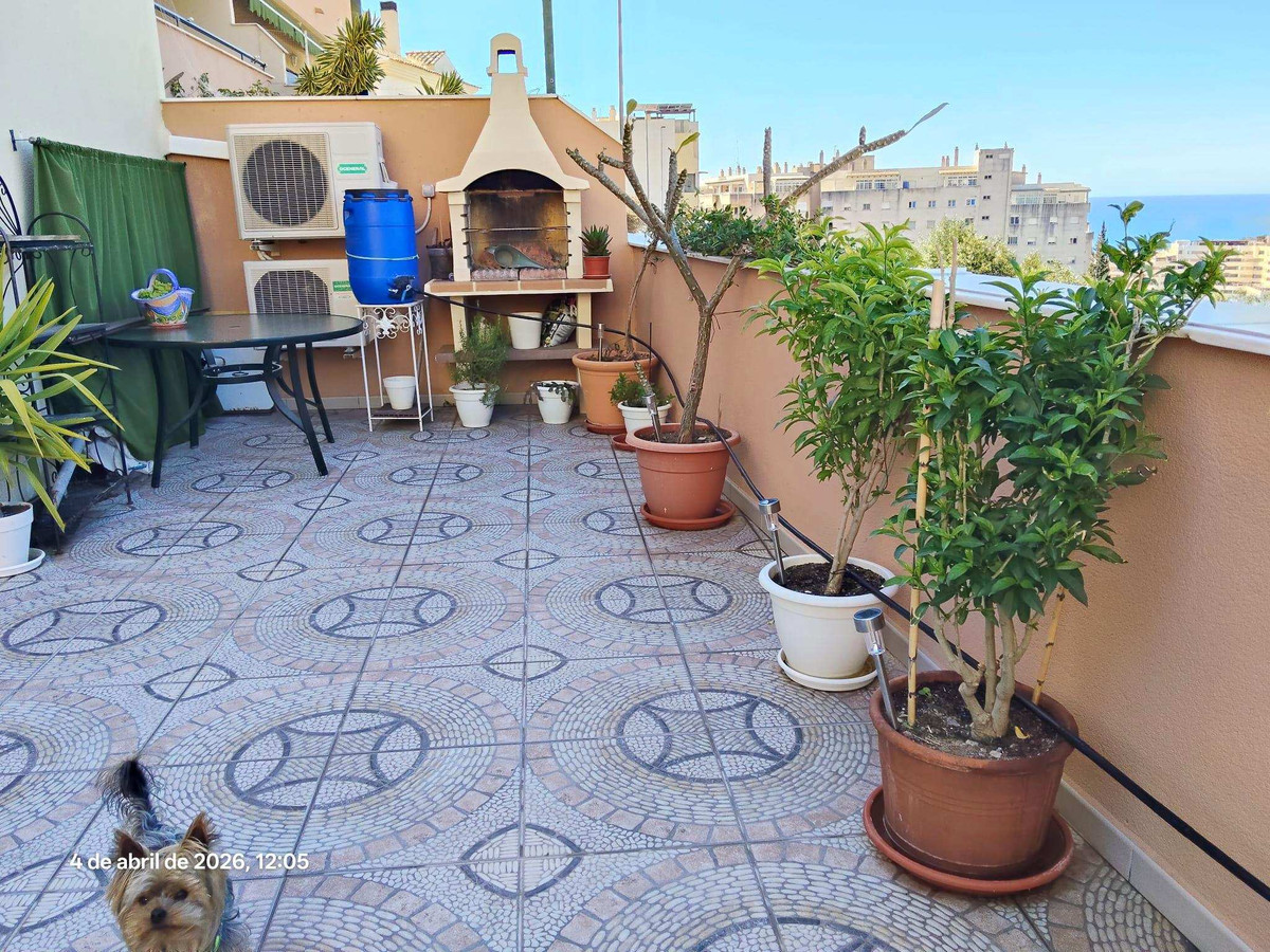 A Rincón de la Victoria flat built around its terrace and grill