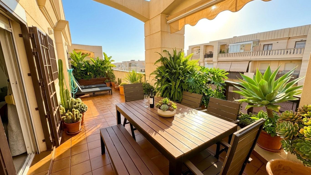 A Teatinos penthouse where the terrace does the living