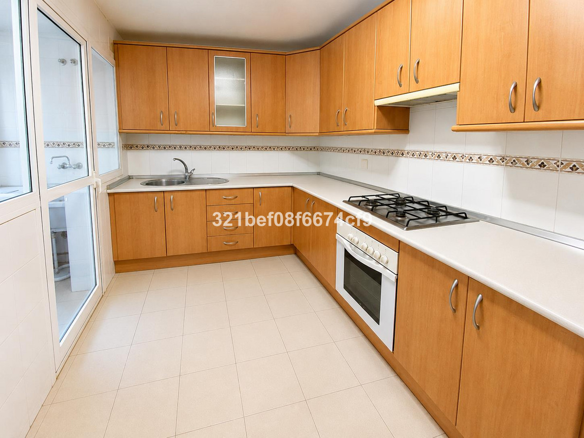 Apartament na środkowym piętrze w Teatinos