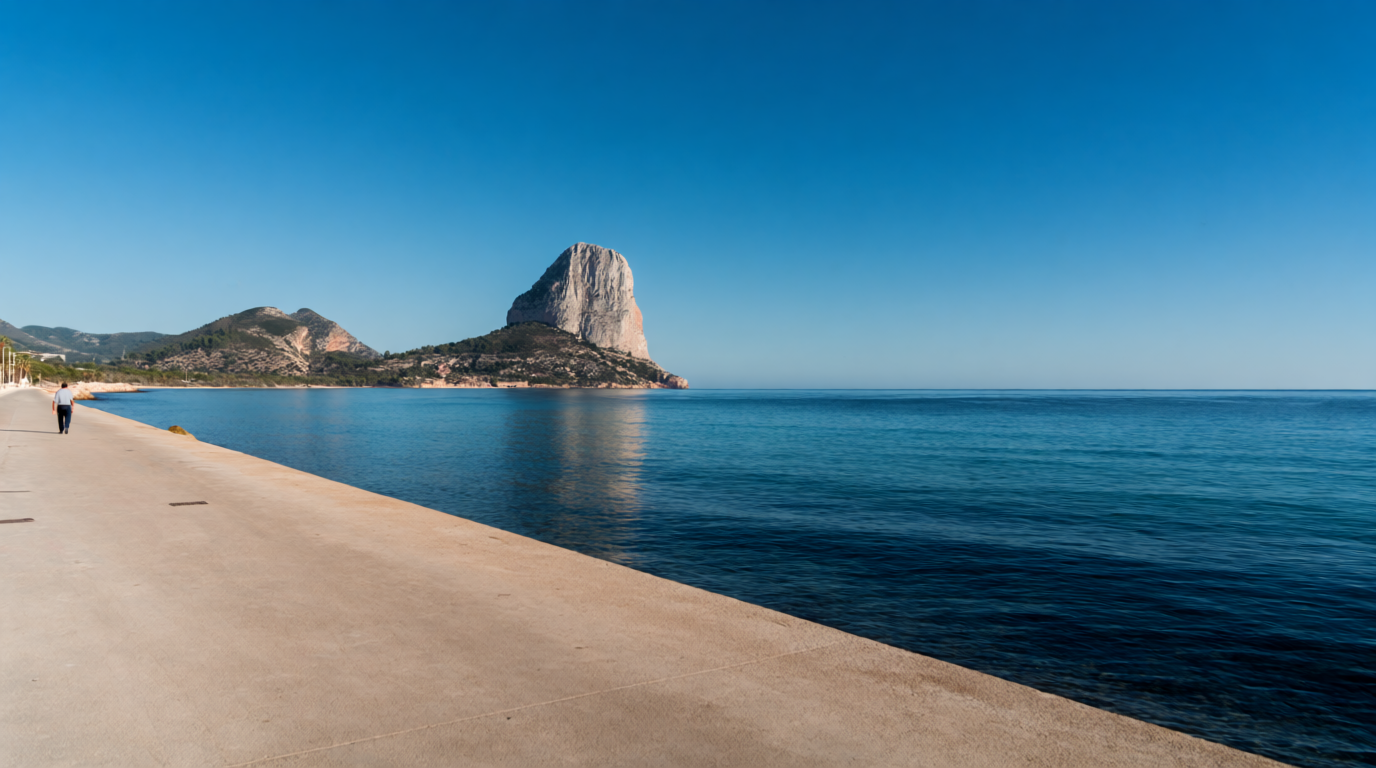 Peñón de Ifach over Calpe-bugten med en enlig vandrer på promenaden