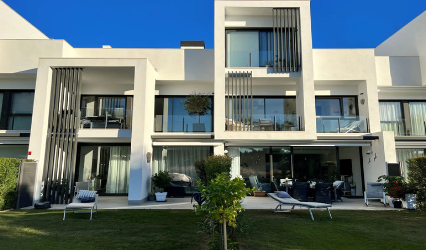 Hoyo 17: a Sotogrande townhouse built for fairway mornings