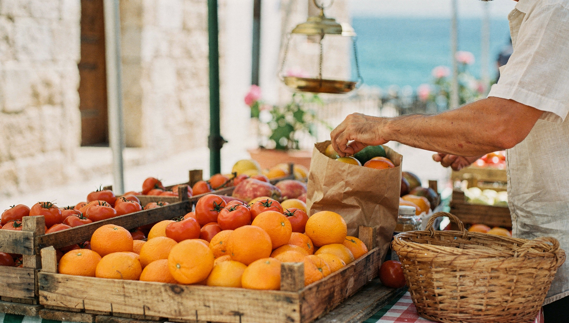 Kisten tomaten en sinaasappels op een marktkraam in het oude centrum van Jávea