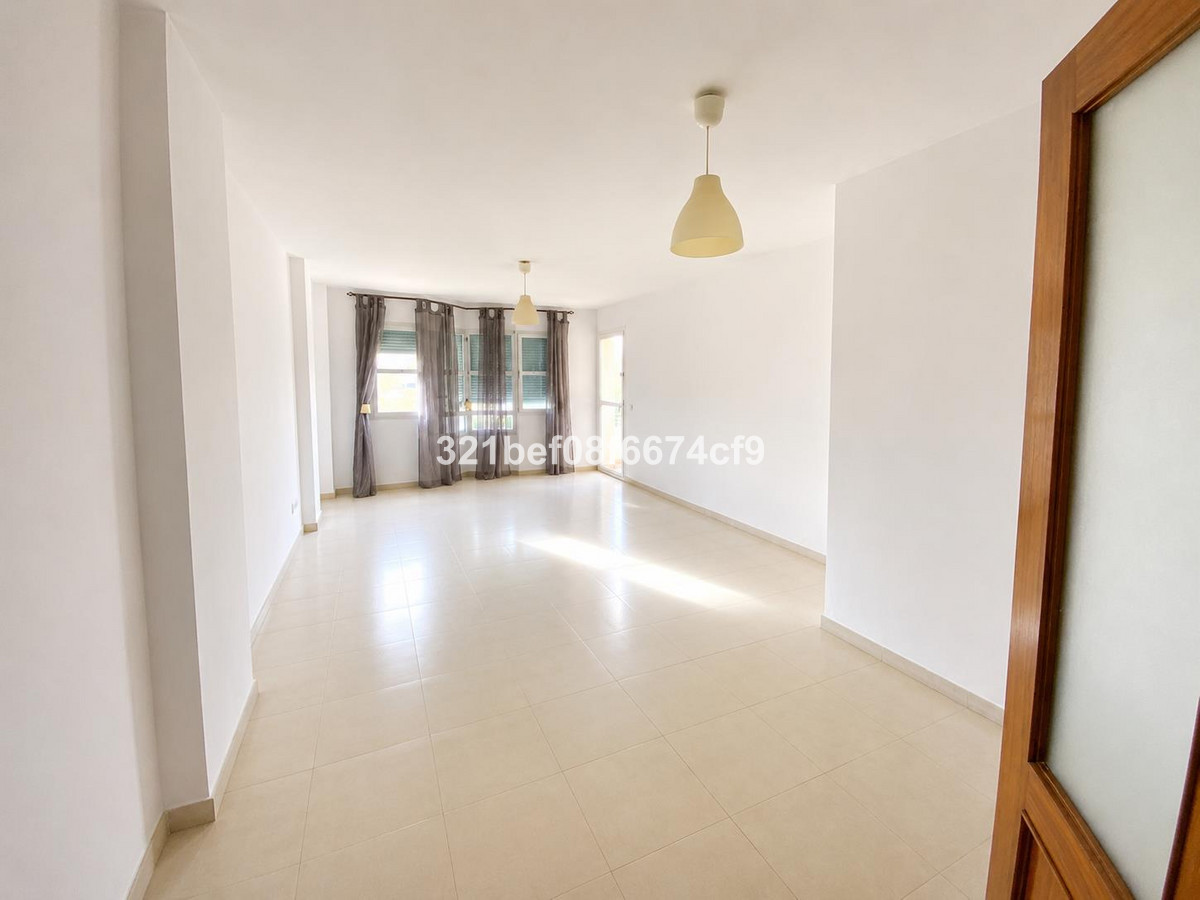 Apartament na środkowym piętrze w Teatinos