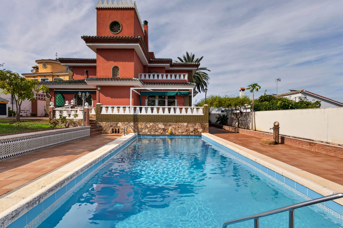 A Churriana villa with a fig tree, a wood oven and a pool