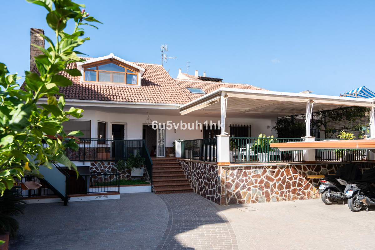 Two homes on one plot in Vélez-Málaga, for family life