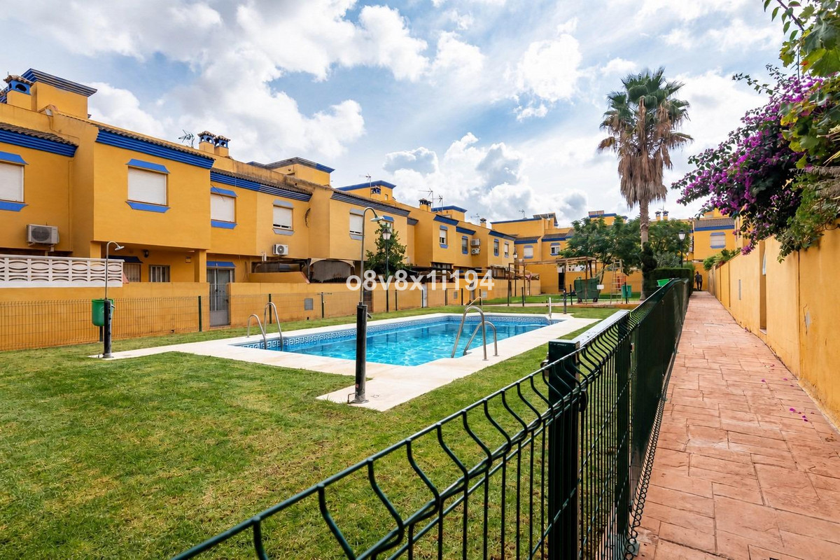 A Sierra de Yeguas townhouse with a patio and a rooftop