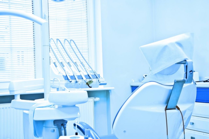 Стоматолог объяснила, почему повышаются цены на лечение зубов перед Новым годом