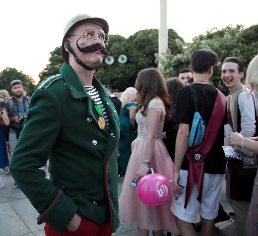 Московские власти организовали для тысяч школьников уникальный выпускной в Парке Горького