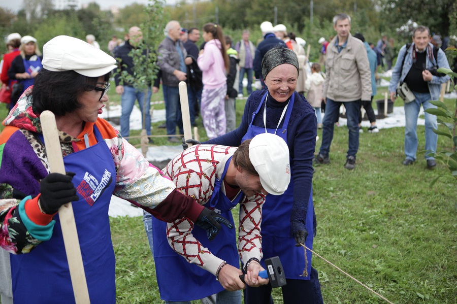 Фруктовый сад в память о Юрии Лужкове высажен на субботнике в Коломенском