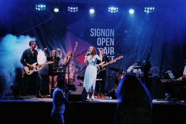В день открытия фестиваля СИГНОН Open Air Fest 2023 с сольным концертом выступила Женя Львовская