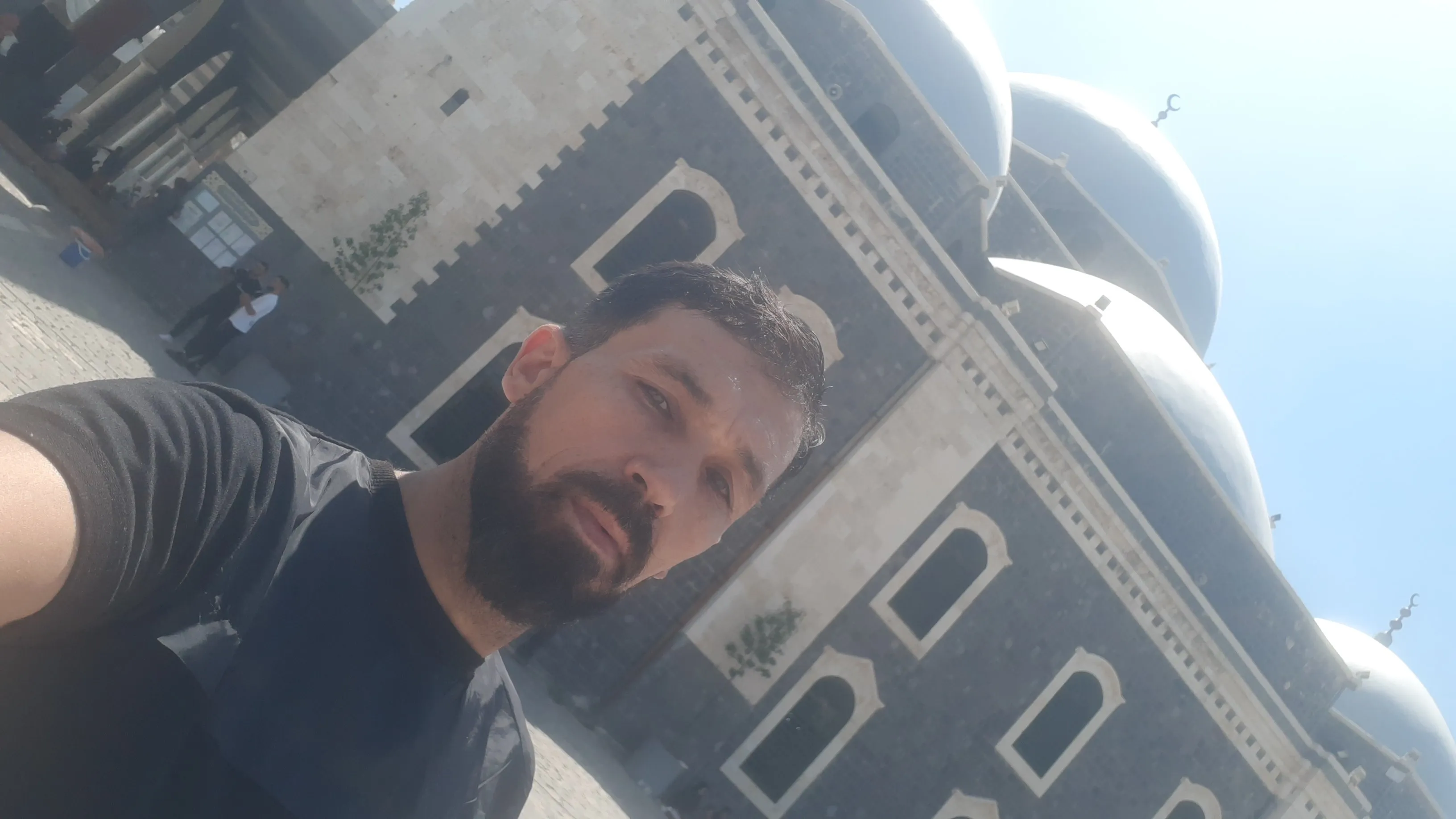 حسام قدة