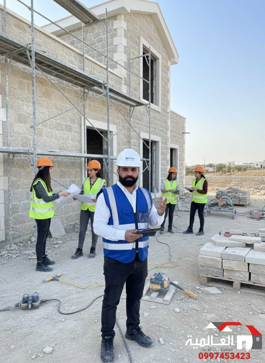كوادر فنية متخصصة بالديكورات والأكساء الداخلي والخارجي