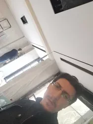 أيمن