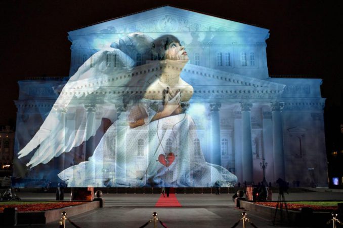 На фасаде Большого театра в Москве появились «Ангелы»