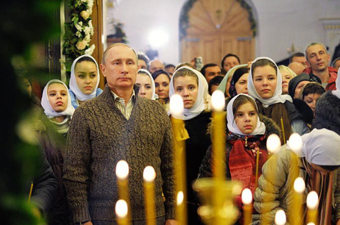 Путин поздравил верующих и впервые вышел не в свет на Рождество
