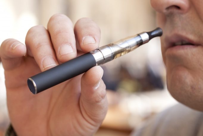 В электронных сигаретах таится опасность для здоровья человека — МНИИ им. Гельмгольца