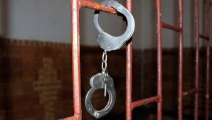 Сотрудника полиции, устроившего самосуд над педофилом в Сатпаеве, освободили под залог