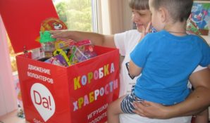 Волонтеры DaDobro.com собирают книги и игрушки для детей в Московском Доме книги