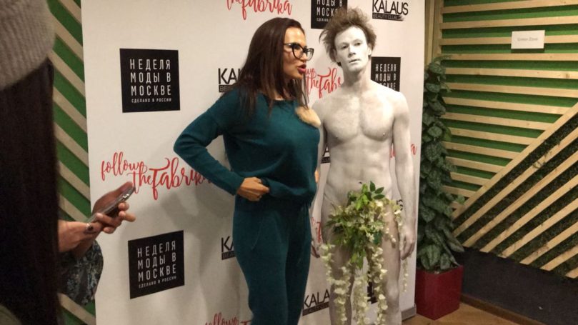 Эвелина Бледанс и голый Давид стали участниками показа мод Follow The Fabrica