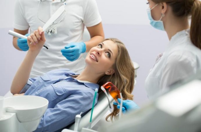 О выгодных условиях имплантации зубов сообщает сеть клиник «32 Дент»