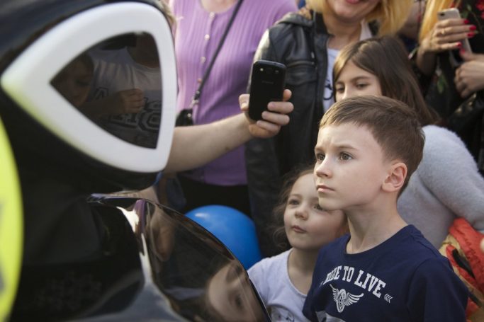 Колонну праздничного парада в Парке Горького возглавил робот Promobot