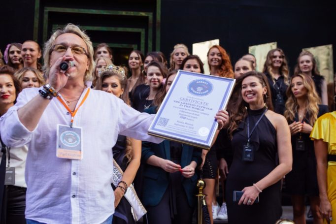 В рамках Международного дня красоты в Москва-Сити создали самый длинный подиум в мире