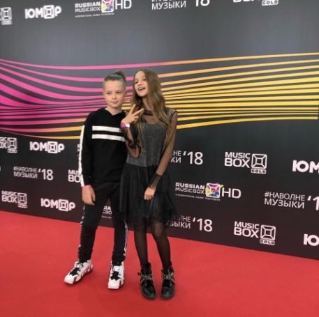 Лиза Анохина и Ольга Бузова сравнили достижения на Премии MusicBox