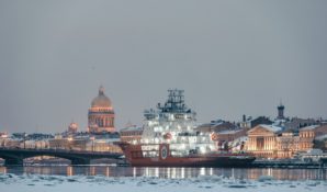 Новый ледокол «Газпром нефти» совершил демонстрационный поход по Неве