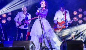 Неформатная певица Лина Милович выступила с новым шоу в Москве
