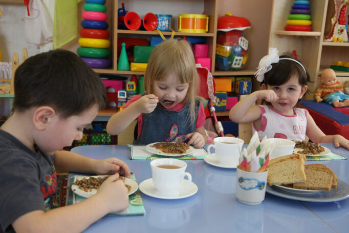 Переход на летнее питание: в детских садах Москвы обновилось меню