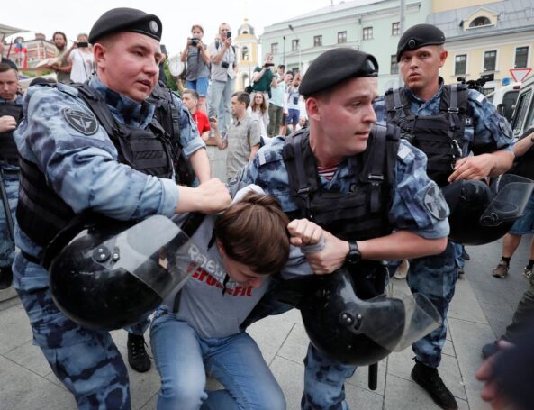 Оппозиция обманула москвичей, пообещав мирный незаконный митинг и отсутствие задержаний
