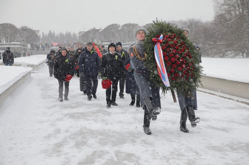 Михаил Романов от лица Госдумы присутствовал на церемонии возложения венков на Пискаревском кладбище
