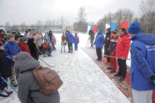 В Петербурге депутат Михаил Романов поучаствовал в открытии новой ледовой арены под открытым небом