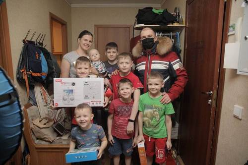 Михаил Романов преподнес новогодний сюрприз многодетной семье из Санкт-Петербурга