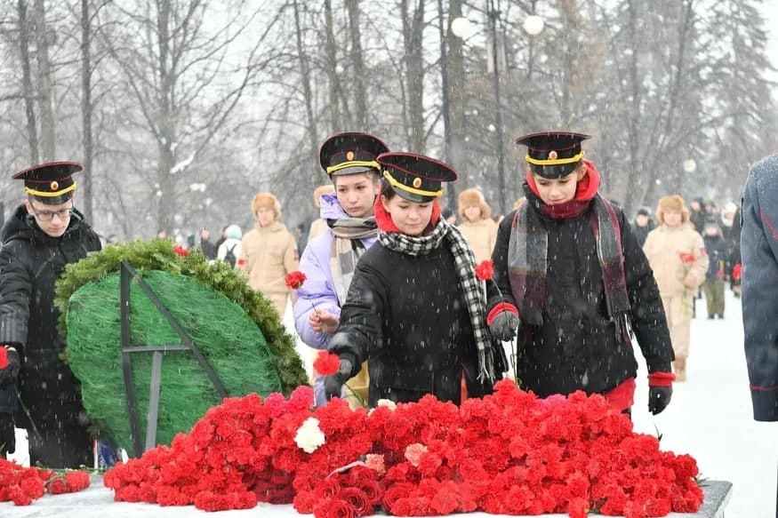 Молодежь столицы возложила цветы к памятнику Суворову