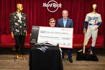 Элтон Джон дарит Hard Rock International костюм от Gucci взамен Доджерс на «American Express presents BST Hyde Park» 