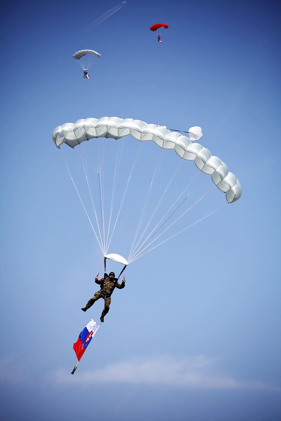 Московские юнармейцы за пять лет совершили 6,5 тыс. прыжков с парашютом