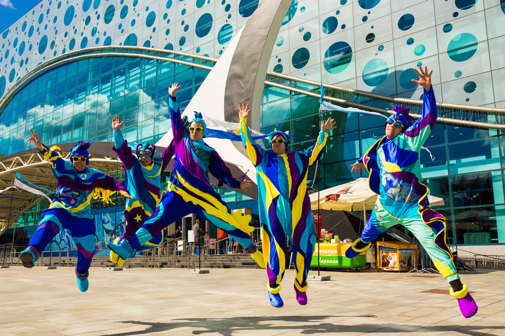 В «Москвариуме» под открытым небом прошел фестиваль с воздушными гимнастами «Легенда ветра» 