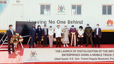<a>Huawei и партнеры расширят доступ к цифровым технологиям в Уганде</a>“/></div>
<p>Президент Уганды Его Превосходительство Йовери Кагута Мусевени официально запустил новый проект DigiTruck в Уганде.  В течение трех лет проект обеспечит бесплатное обучение цифровым навыкам более чем 10 000 бенефициаров.</p>
<p>Проект DigiTruck, запущенный в районе Кирухура 8 марта на мероприятии в честь Международного женского дня, является частью TECH4ALL — долгосрочной инициативы Huawei по обеспечению инклюзивности и устойчивого развития во всем мире.</p>
<p>Президент Йовери Мусевени прокомментировал это событие в Твиттере следующим образом: «Я запустил проект Huawei DigiTruck в Уганде.  Проект, который в течение 3 лет принесет пользу более чем 10 000 угандийцев, особенно джуа-кали, владельцам бизнеса, женщинам, девушкам и студентам посредством цифрового обучения».  Он добавил, что «…цифровая трансформация является одной из ключевых движущих сил эффективного развития человеческого капитала, поэтому я рад запустить этот проект Huawei».</p>
<p>В соответствии с темой Международного женского дня «DigitAll: инновации для гендерного равенства» и национальной темой Уганды «Равные возможности в образовании, научные технологии для инноваций и гендерного равенства» приоритетными бенефициарами проекта DigiTruck в Уганде являются девочки и женщины.  Другими целевыми бенефициарами являются молодые люди и владельцы микро- и малых предприятий Джуа-Кали.</p>
<p>«Цифровизация предприятий Джуа-Кали создаст устойчивые возможности для получения средств к существованию для неформального сектора, поскольку позволит малым предприятиям участвовать в региональной и национальной торговле и расширить свою клиентскую базу, а также позволит предприятиям предоставлять более широкий спектр услуг и продуктов. клиентам», — сказал полковник.  в отставке Окело П. Чарльз Энгола, государственный министр труда, занятости и производственных отношений Уганды.  «Кроме того, обучение будет способствовать повышению доступности финансовых услуг за счет расширения возможностей для управления мобильными денежными операциями и расширения возможностей трудоустройства, особенно в сельской местности».</p>
<p>Проект DigiTruck в Уганде, реализуемый в партнерстве с Министерством труда, гендерного равенства и социального развития и международным социальным предприятием Close the Gap, согласуется с Национальным видением 2040, Национальным планом развития и Стратегией программы цифрового образования.  Эти инициативы направлены на развитие навыков в области цифровых основ, цифровой коммуникации и информации, цифровых транзакций, использования Интернета для решения проблем, сетевой безопасности, гражданской ответственности и конфиденциальности данных.</p>
<p>«Как международное социальное предприятие, которое существует для преодоления цифрового разрыва, Close the Gap считает, что доступ к цифровым навыкам является ключом к расширению прав и возможностей людей в экономическом и социальном плане», — сказала Франсиска Муэма, генеральный директор проекта DigiTruck из Close the Gap.</p>
<p>DigiTrucks, переделанные из бывших в употреблении морских контейнеров, представляют собой мобильные классы, установленные в грузовиках, которые могут путешествовать в отдаленные районы, где нет возможностей для получения образования.  Каждый 40-часовой курс обучает студентов навыкам цифровой грамотности, таким как использование устройств, офисного программного обеспечения и Интернета, а также коммуникативным навыкам, таким как написание резюме, подача онлайн-заявки на работу и ведение онлайн-бизнеса.  Подключенный к 4G DigiTruck может вместить 20 студентов за один сеанс и оснащен смартфонами, ноутбуками и интеллектуальным экраном Huawei IdeaHub.  Поскольку все устройства питаются от солнечной энергии, DigiTrucks может предоставлять услуги населению без источника питания.</p>
<p>«Этот проект позволит жителям большинства сельских районов Уганды приобрести навыки в области ИКТ и расширить свой бизнес с помощью электронной коммерции и онлайн-маркетинга.  Вот почему наш лозунг — «Лучше вы для лучшей Уганды», — сказал Гао Фей, управляющий директор подразделения Huawei в Уганде.  «Мы продолжим внедрять инновации и работать вместе с нашими партнерами над созданием более инклюзивного и устойчивого цифрового мира для всех».</p>
<p>На данный момент Huawei запустила проекты DigiTruck в Кении, Гане и Франции, уделяя особое внимание обучению цифровым навыкам людей, которые, скорее всего, отстают в цифровом мире, включая сельские сообщества, пожилых людей, безработную молодежь, людей с ограниченными возможностями. возможности и женщины.</p>
<div class=