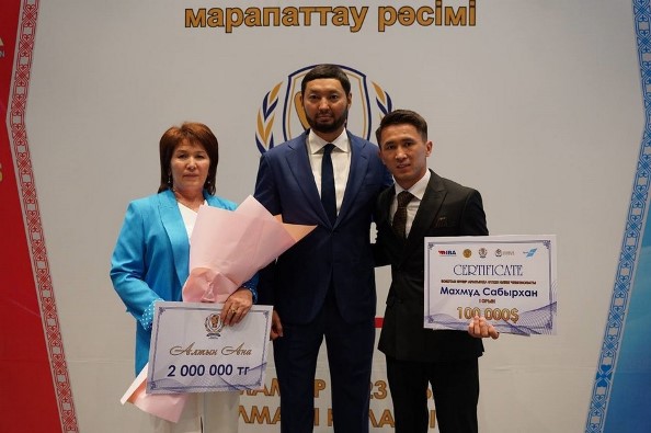 За победы в мировых турнирах казахстанских боксеров щедро наградил Кенес Ракишев￼
