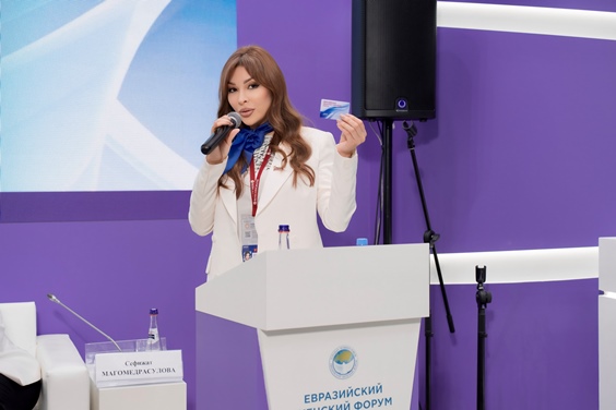 На ПМЭФ-2023 выпускница программы «Женщина-лидер» Анна Данилова предложила создать «Евразийскую женскую торговую карту «Синий платочек»