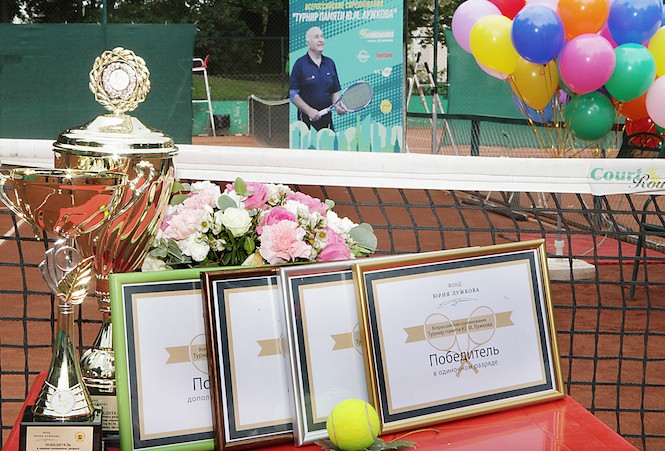 Победителей и призеров «Теннисного турнира памяти Ю. М. Лужкова» наградили в Москве