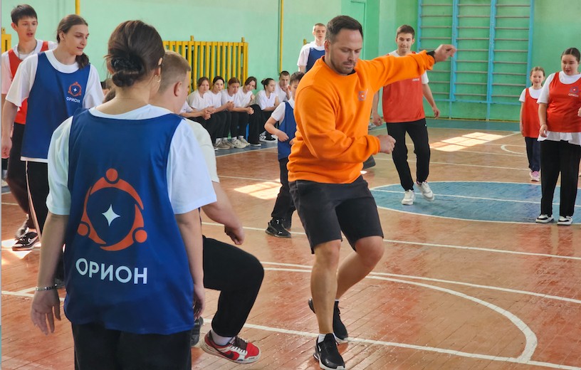Алексей Столяров встретился с педагогами и детьми в ДНР как участник гуманитарной миссии фонда «Орион»